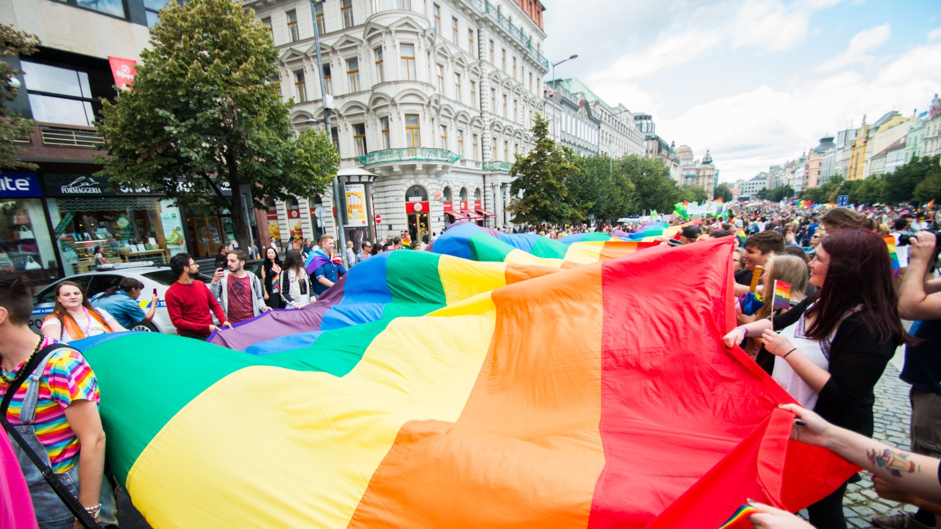 Gigantická duhová vlajka nesená v průvodu Prague Pride