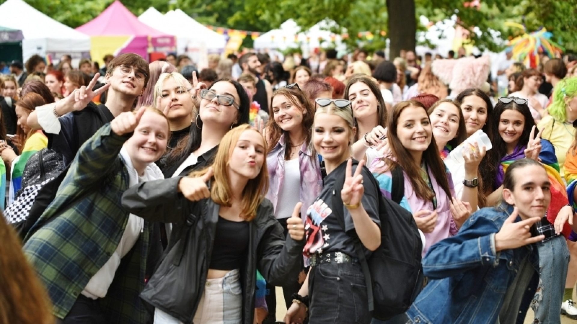 25 tisíc lidí se zúčastnilo festivalu Prague Pride 2021. Tohle tam zažili!